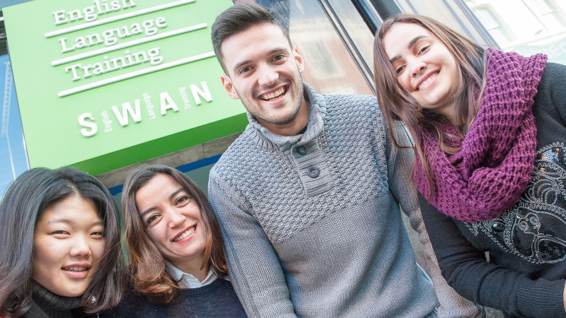 Swan-Dublin-Estudantes-na-Entrada-da-Escola