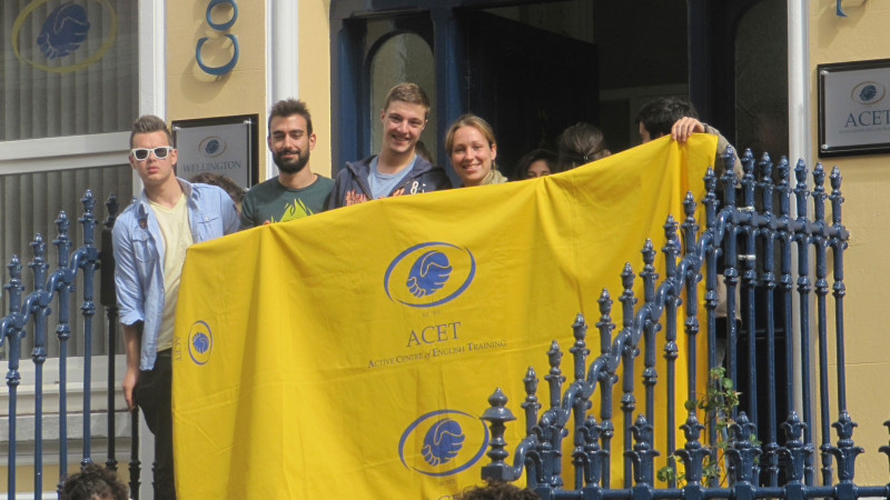 ACET-Cork-Estudantes-na-Frente-da-Escola