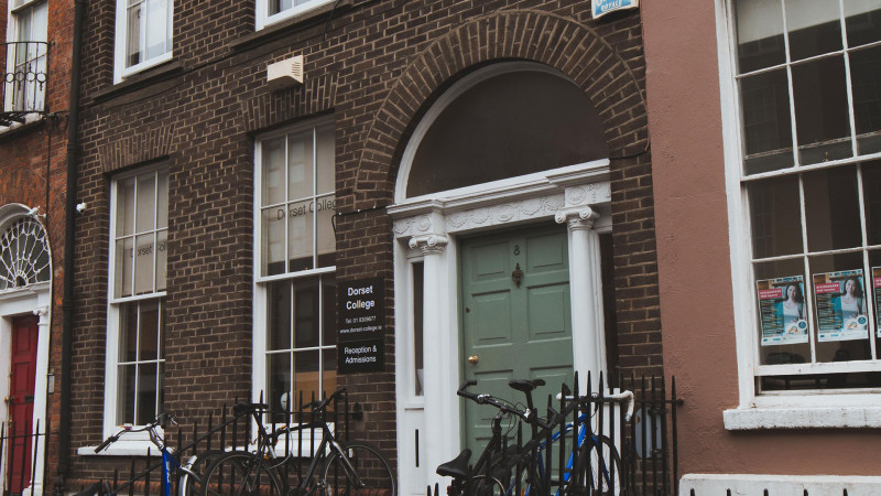 Dorset-Dublin-Entrada-da-Escola